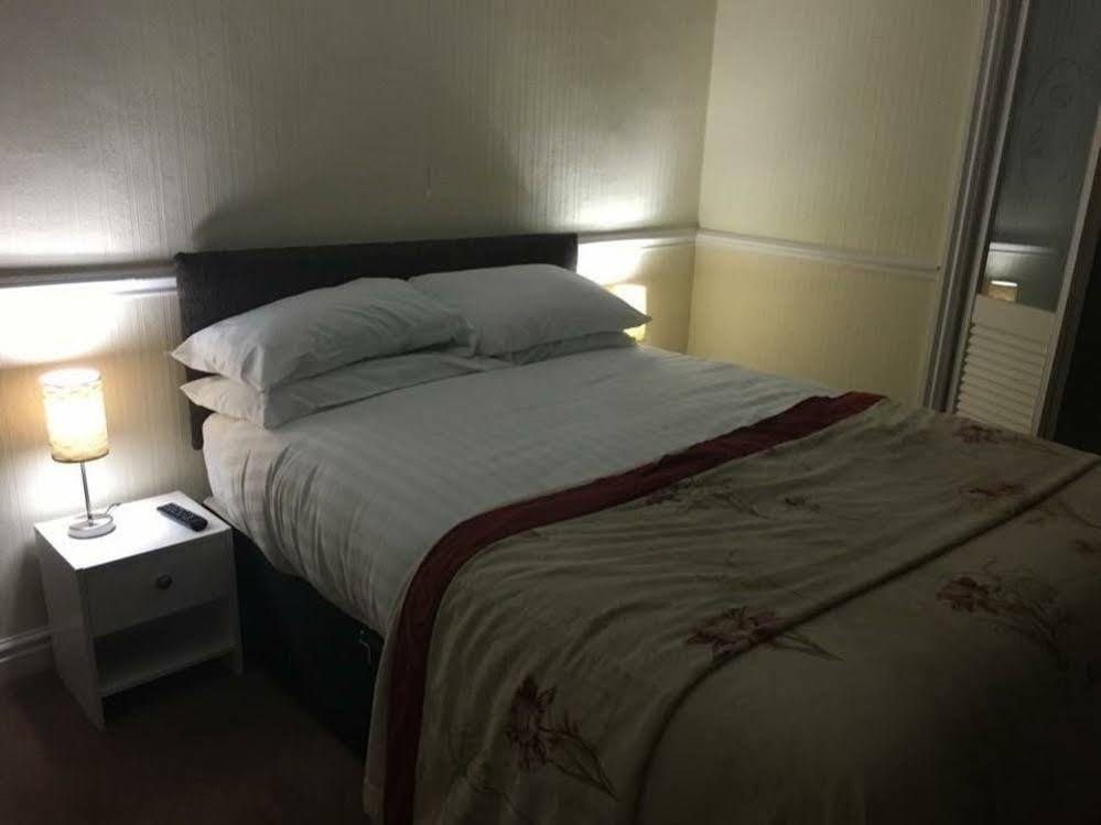 The Buck Hotel Bangor-on-Dee エクステリア 写真
