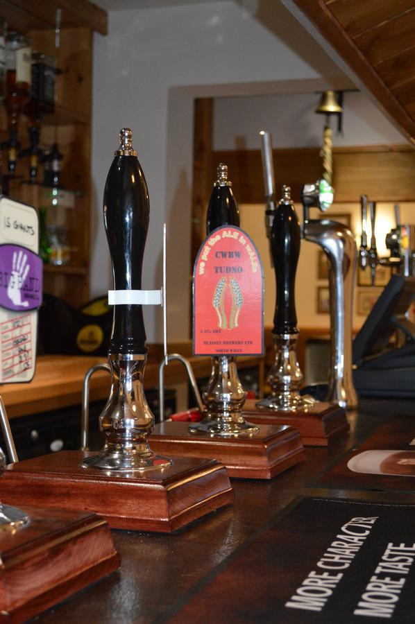 The Buck Hotel Bangor-on-Dee エクステリア 写真